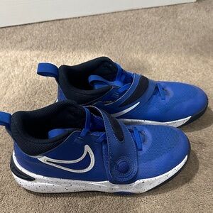 Nike Big Kid Team Hustle D11 Basketball Shoes. Size 3Y